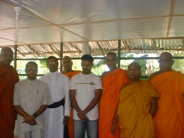 group photo with a sinhalese prisoner in Kilinochchi May 2006.JPG